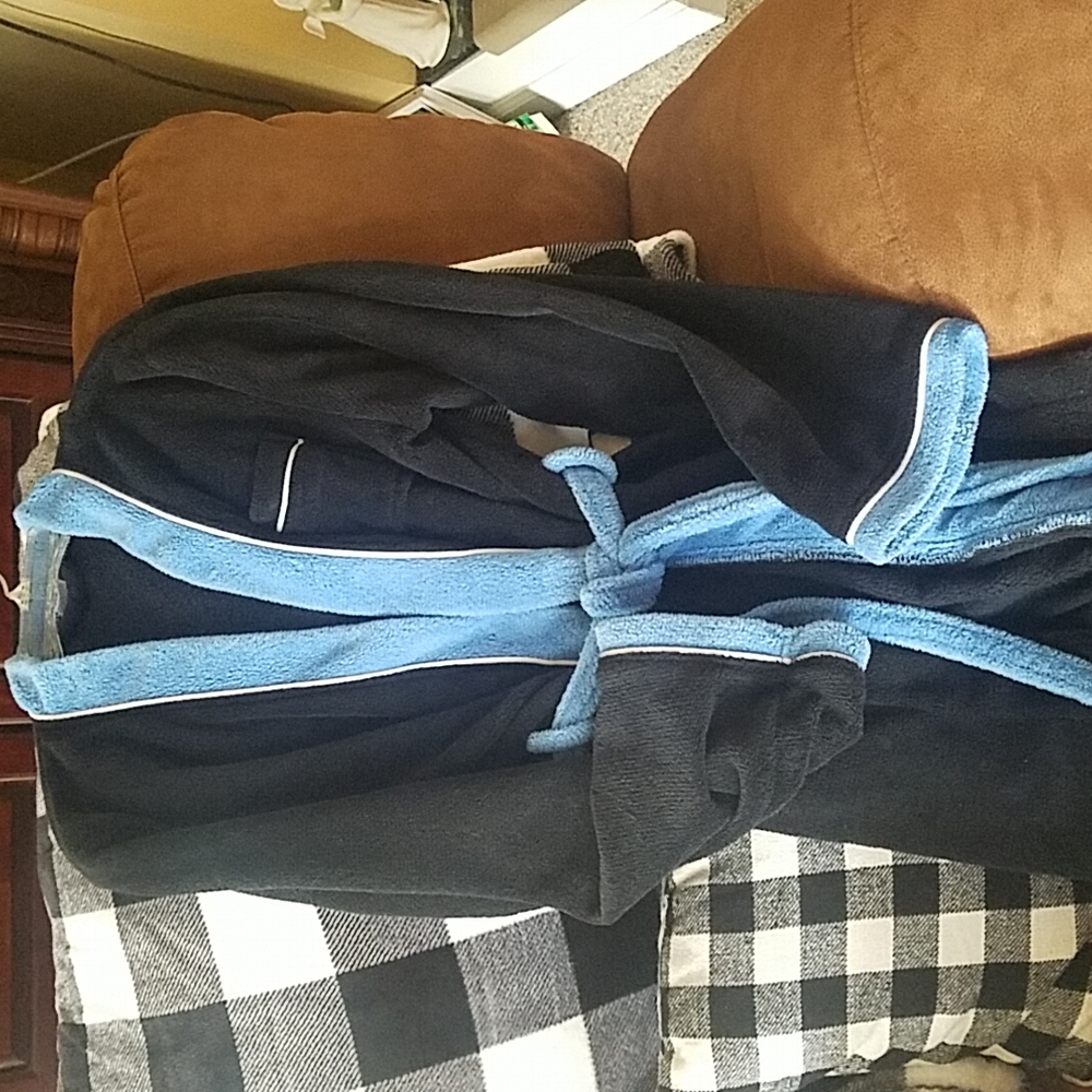 Robe Boy's Med. Black and blue
